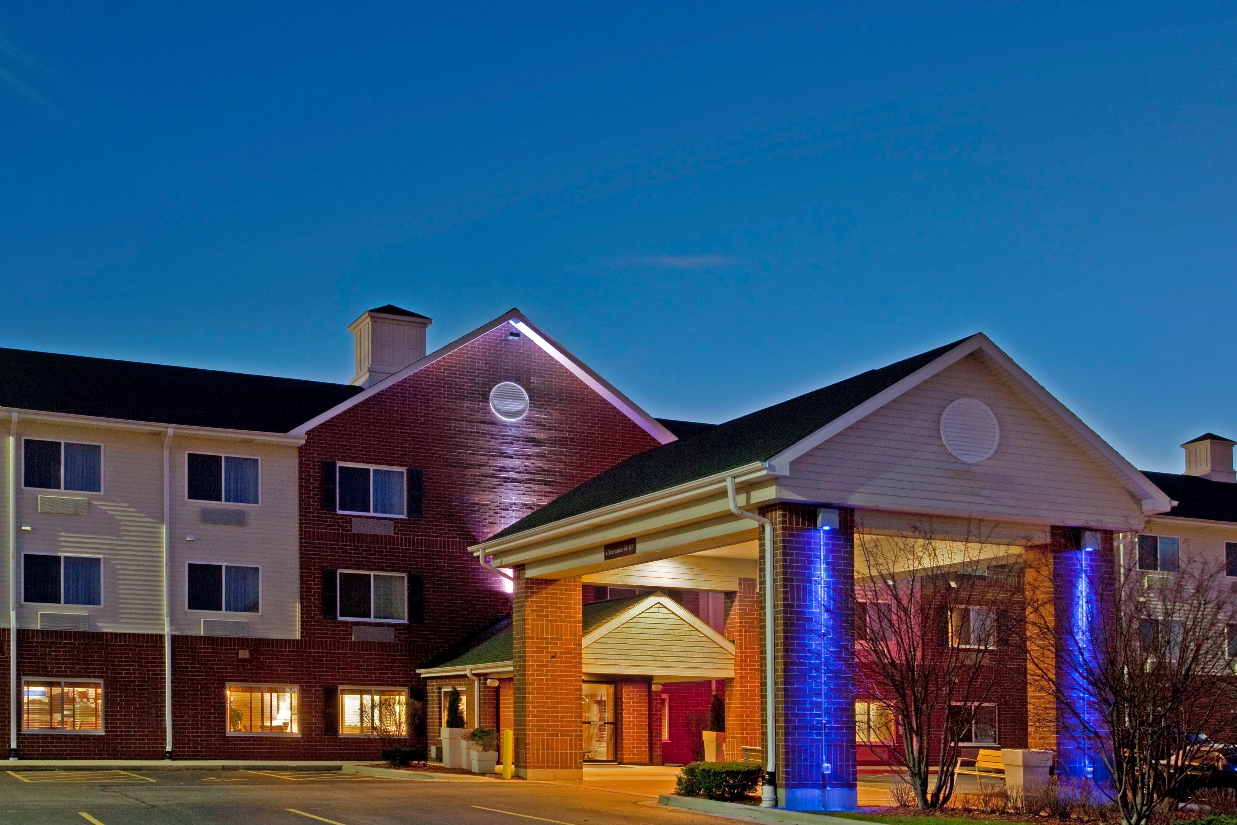 Holiday Inn Express Chicago Northwest-Vernon Hills, An Ihg Hotel Exterior photo