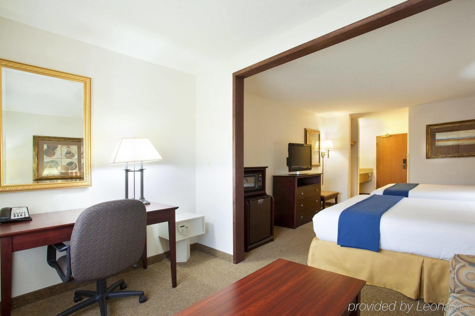 Holiday Inn Express Chicago Northwest-Vernon Hills, An Ihg Hotel Room photo